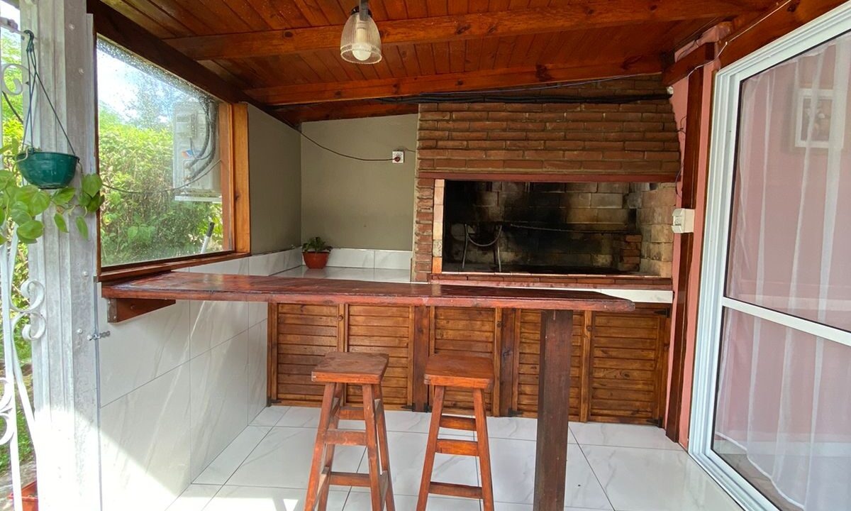 Parrilla semicubierta