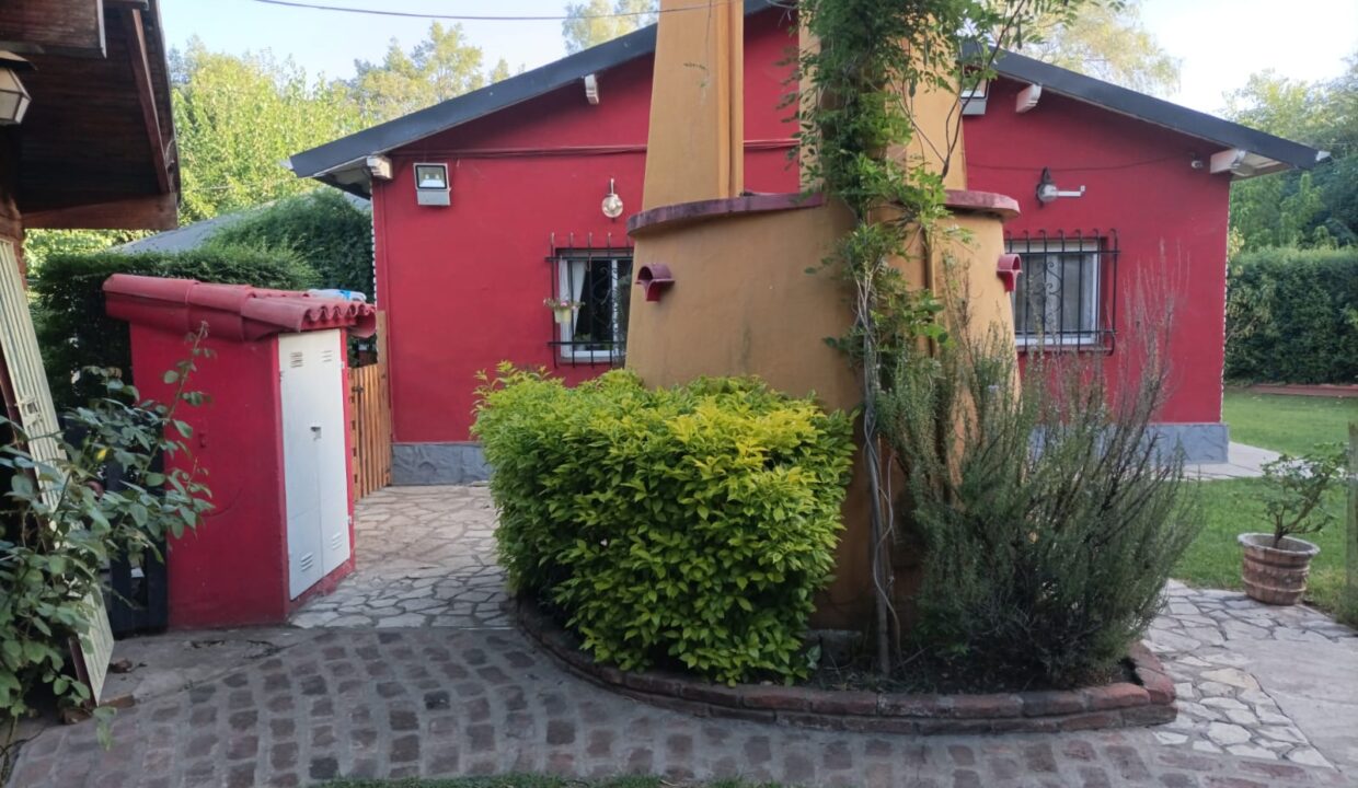 rotonda frente a parrila y quincho